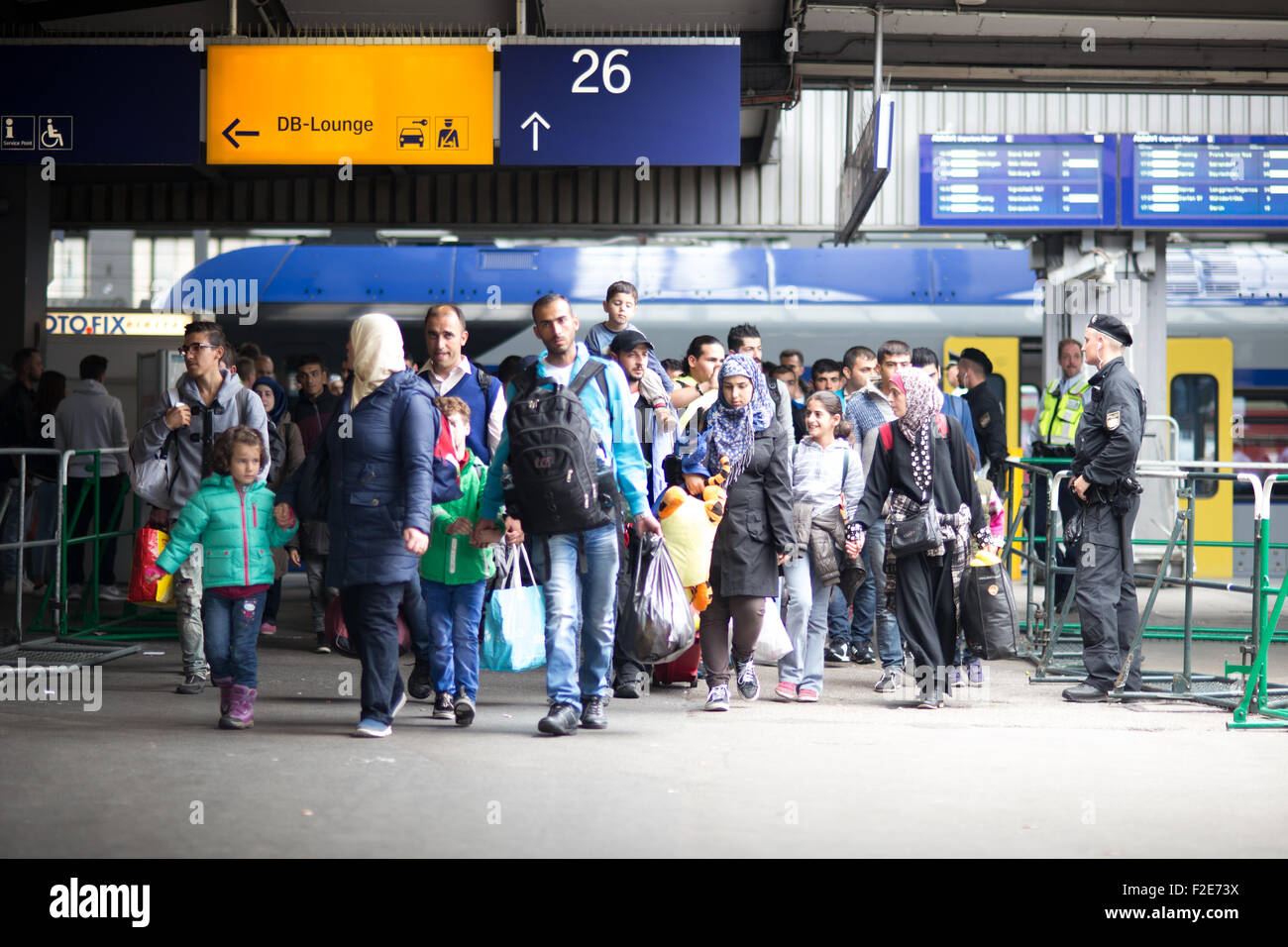 Neue Arrivers geben Sie den Registrierungspunkt. Obwohl Deutschland bekannt - und jetzt - hat stillgelegt seine Grenzen für Flüchtlinge, die Asylsuchenden halten erreichen, denen vor allem Kinder im Münchner Hauptbahnhof wurden. Es gibt eine große humanitäre Unterstützung von den Bürgern von München. (Foto von Michael Trammer / Pacific Press) Stockfoto