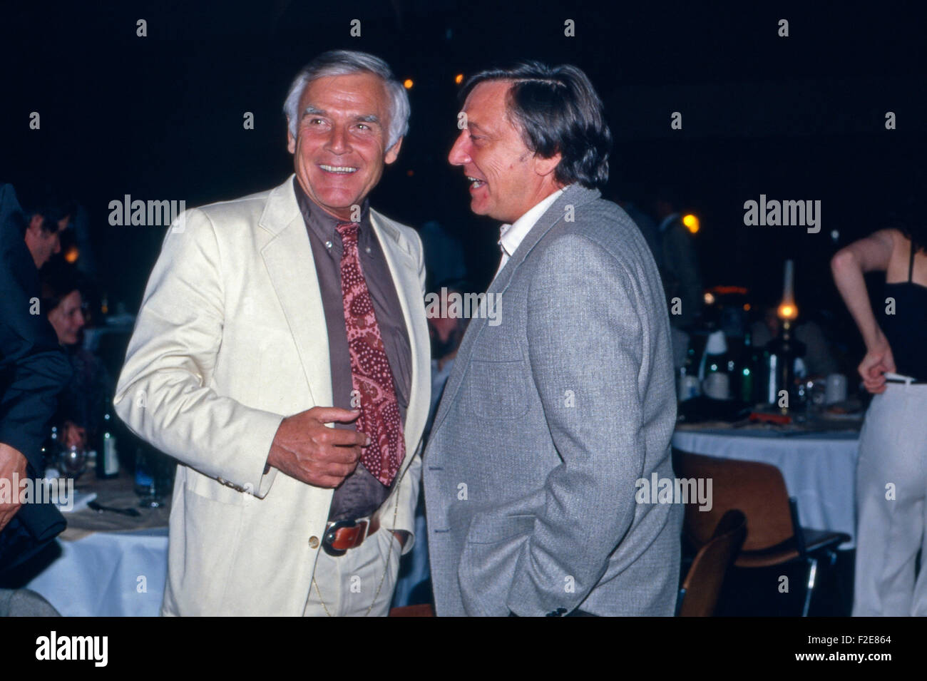 Der Deutsche Showmaster Und Schauspieler Joachim Fuchsberger ("Links") Mit Regisseur Dieter Pröttel, 1970er Jahre Deutschland. Deutscher Schauspieler und TV-Show-Moderator Joachim Fuchsberger links () mit dem Regisseur Dieter Proettel, Deutschland der 1970er Jahre. 24x36DiaV27 Stockfoto