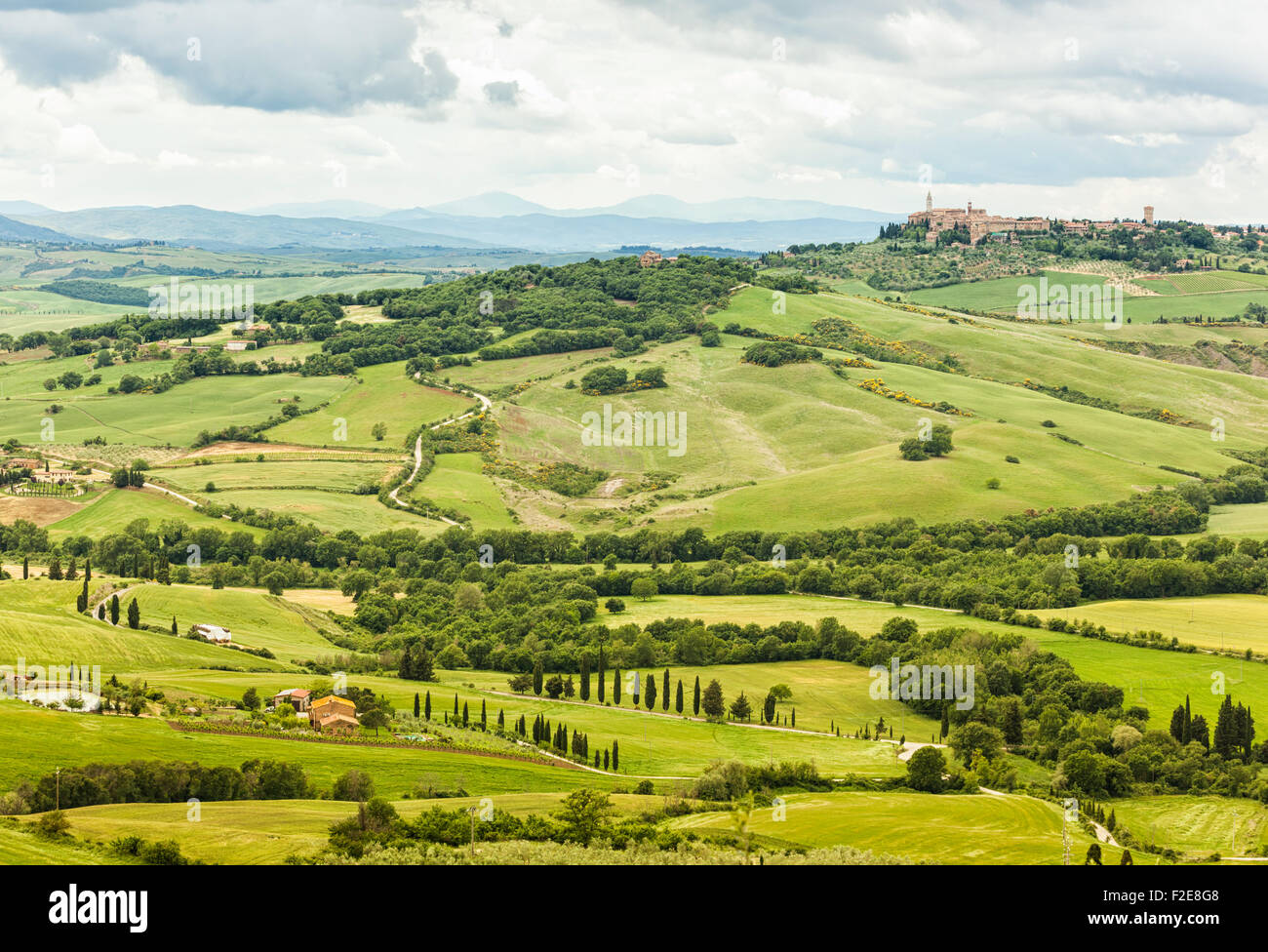 Blick auf die Stadt Pienza mit den typischen toskanischen Hügeln von Ortschaft von Monticchiello. Stockfoto
