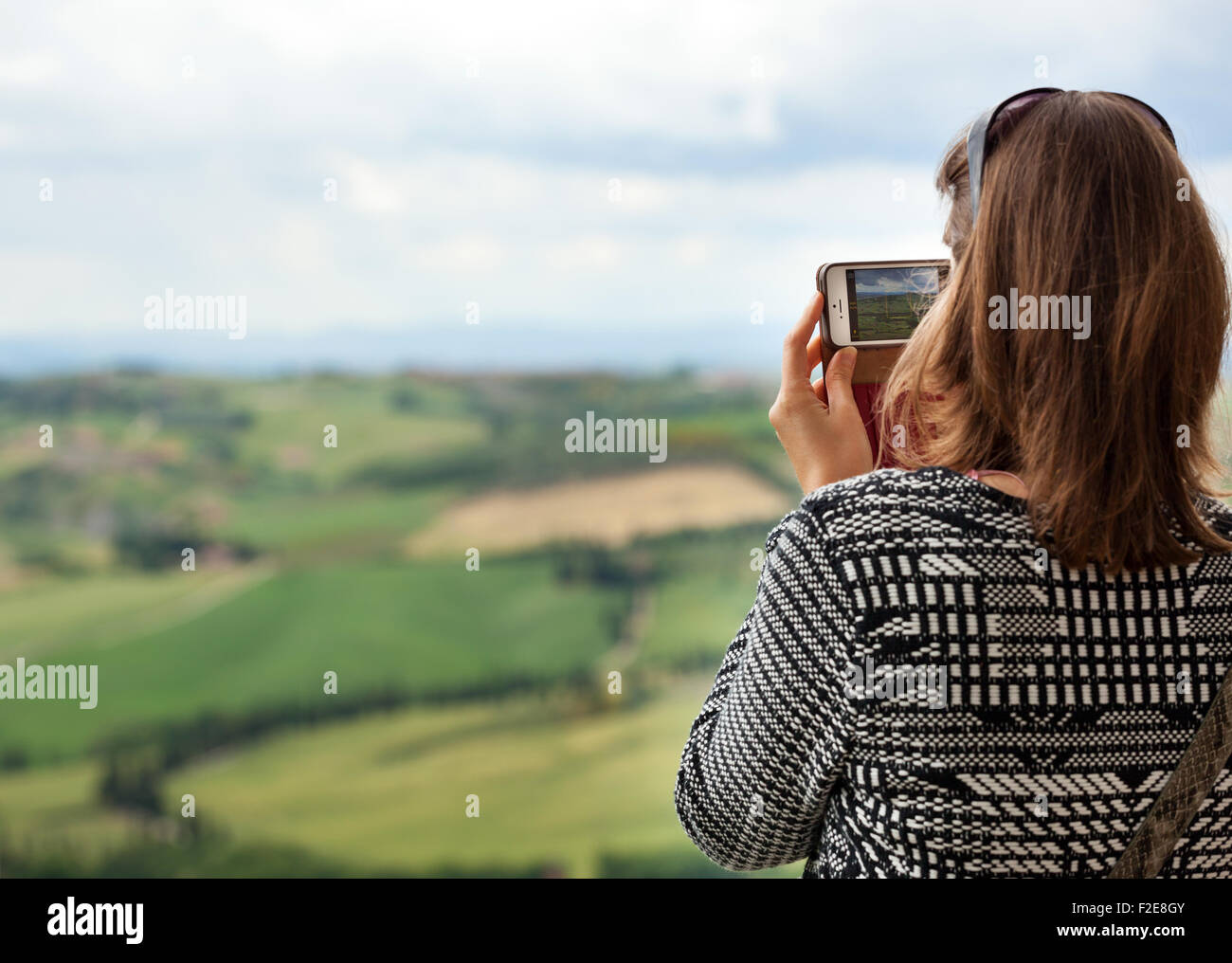 Tourist fotografiert die toskanischen Hügeln mit Kompaktkamera, Italien. Stockfoto