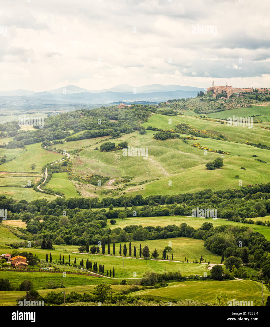 Blick auf die Stadt Pienza mit den typischen toskanischen Hügeln von Ortschaft von Monticchiello. Stockfoto