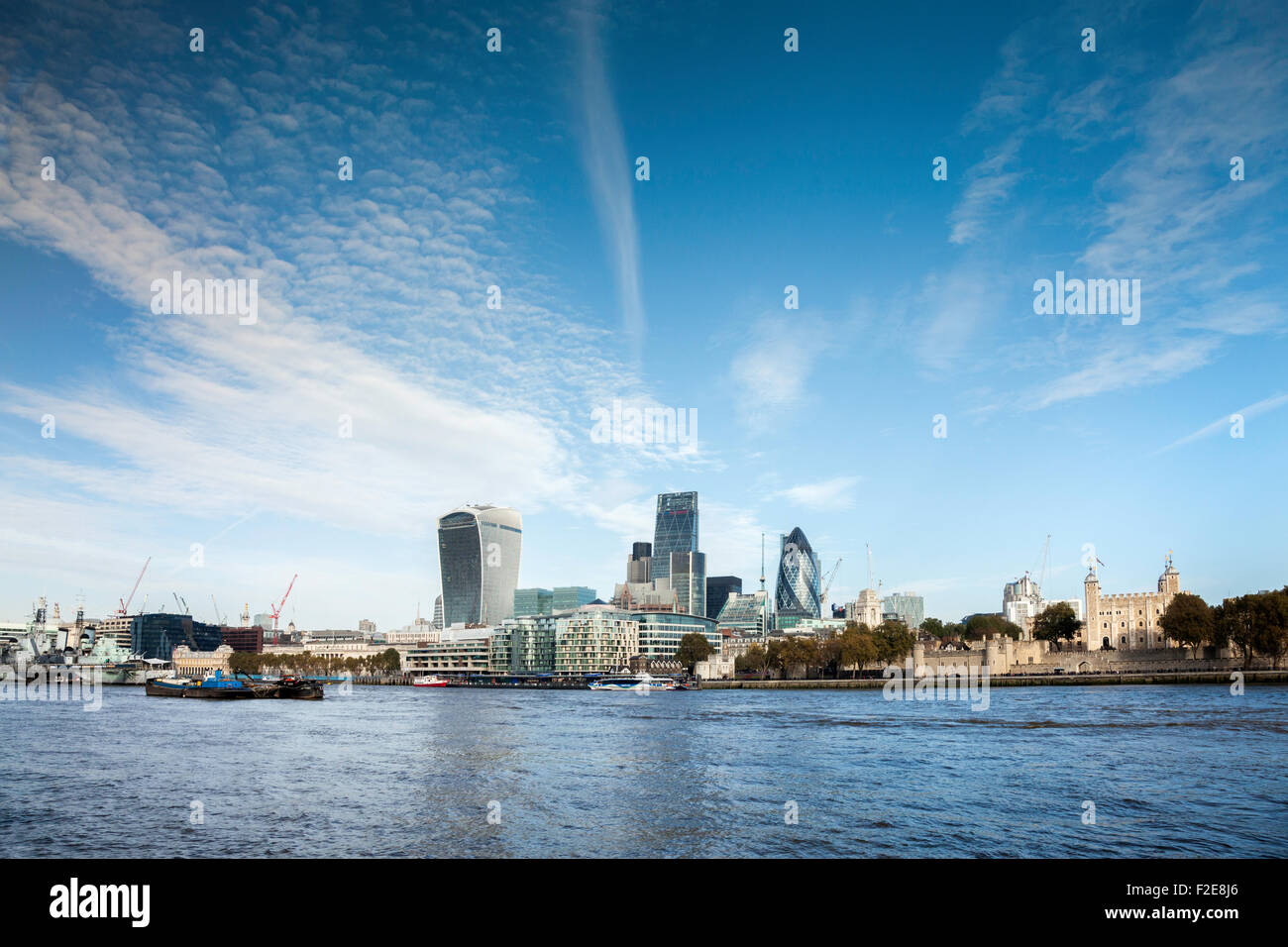 Ein London Skyline Bild der Nordufer Gebäude aus über den Fluss Themse in England. Stockfoto