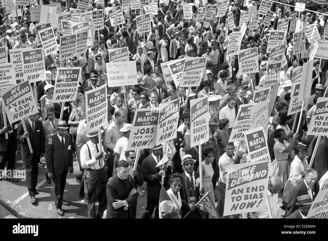 Bürgerliche Rechte Anhänger tragen Schilder und 28. August 1963 in Washington, DC während des Marsches auf Washington für Arbeitsplätze und Freiheit auf die Straße gehen. Ca. 250,00 Menschen marschierten vom bürgerlichen Rechte, Arbeit und andere Religionsgemeinschaften organisiert. Stockfoto