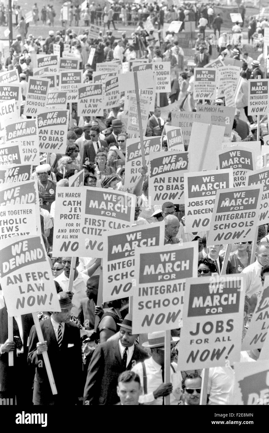 Bürgerliche Rechte Anhänger tragen Schilder und 28. August 1963 in Washington, DC während des Marsches auf Washington für Arbeitsplätze und Freiheit auf die Straße gehen. Ca. 250,00 Menschen marschierten vom bürgerlichen Rechte, Arbeit und andere Religionsgemeinschaften organisiert. Stockfoto