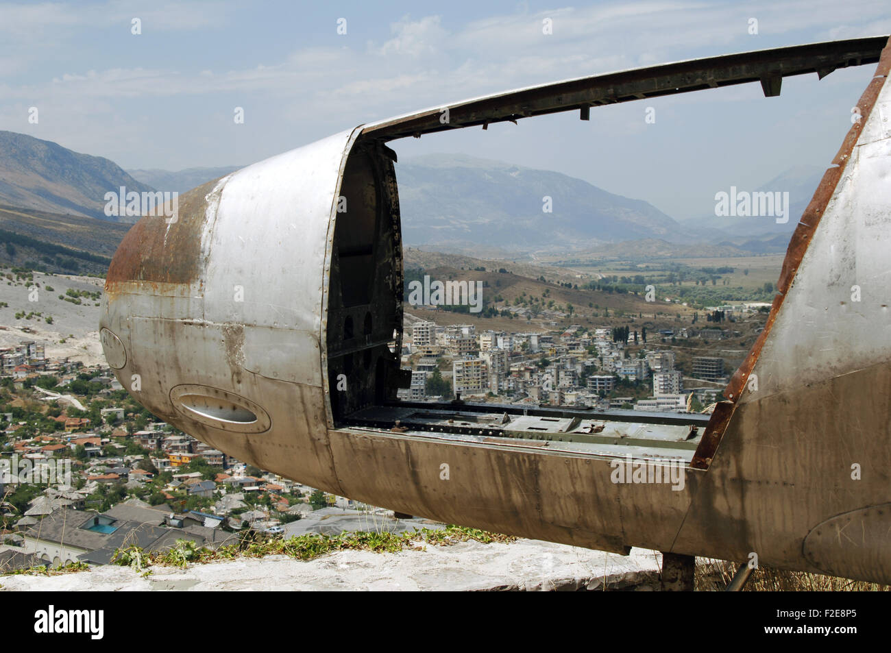 Albanien. Gjirokaster betrachtet durch das Cockpit von der amerikanischen Luftwaffe Flugzeug, das während des Kalten Krieges im Jahr 1957 landete. Von der Burg von Gjirokastra Stockfoto