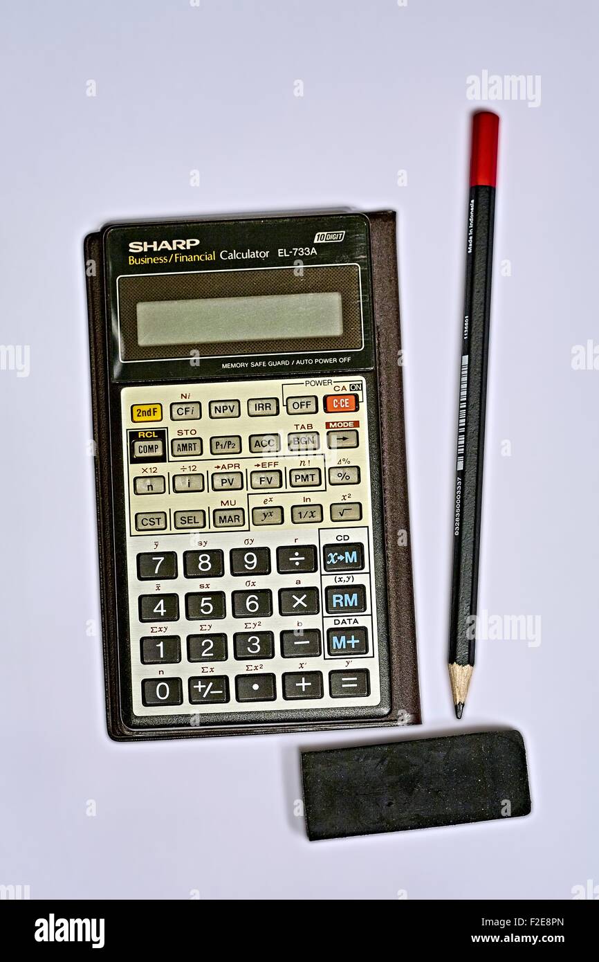 Scharfen Business Finanz-Taschenrechner EL-733A mit schwarz 2 b Bleistift und Radiergummi schwarz Stockfoto