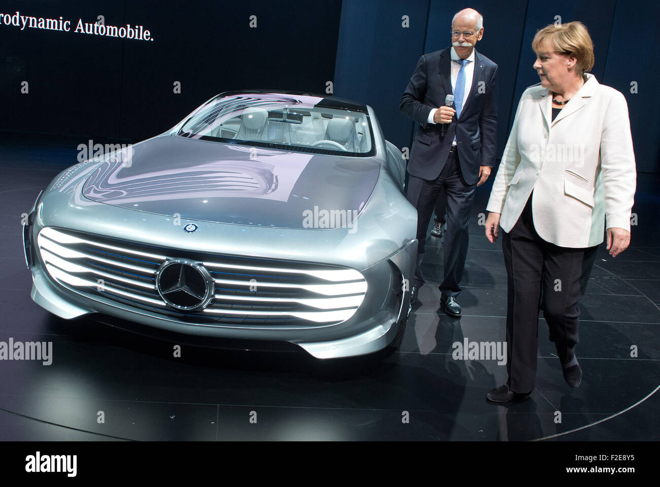 Frankfurt am Main, Deutschland. 17. Sep, 2015. Deutsche Bundeskanzlerin Angela Merkel (CDU) besucht die Mercedes-Halle auf der Internationalen Automobilausstellung IAA in Frankfurt/Main, Deutschland, 17. September 2015. Sie steht mit Daimler-Chef Dieter Zetsche neben einem Mercedes IAA Concept Car. Stockfoto