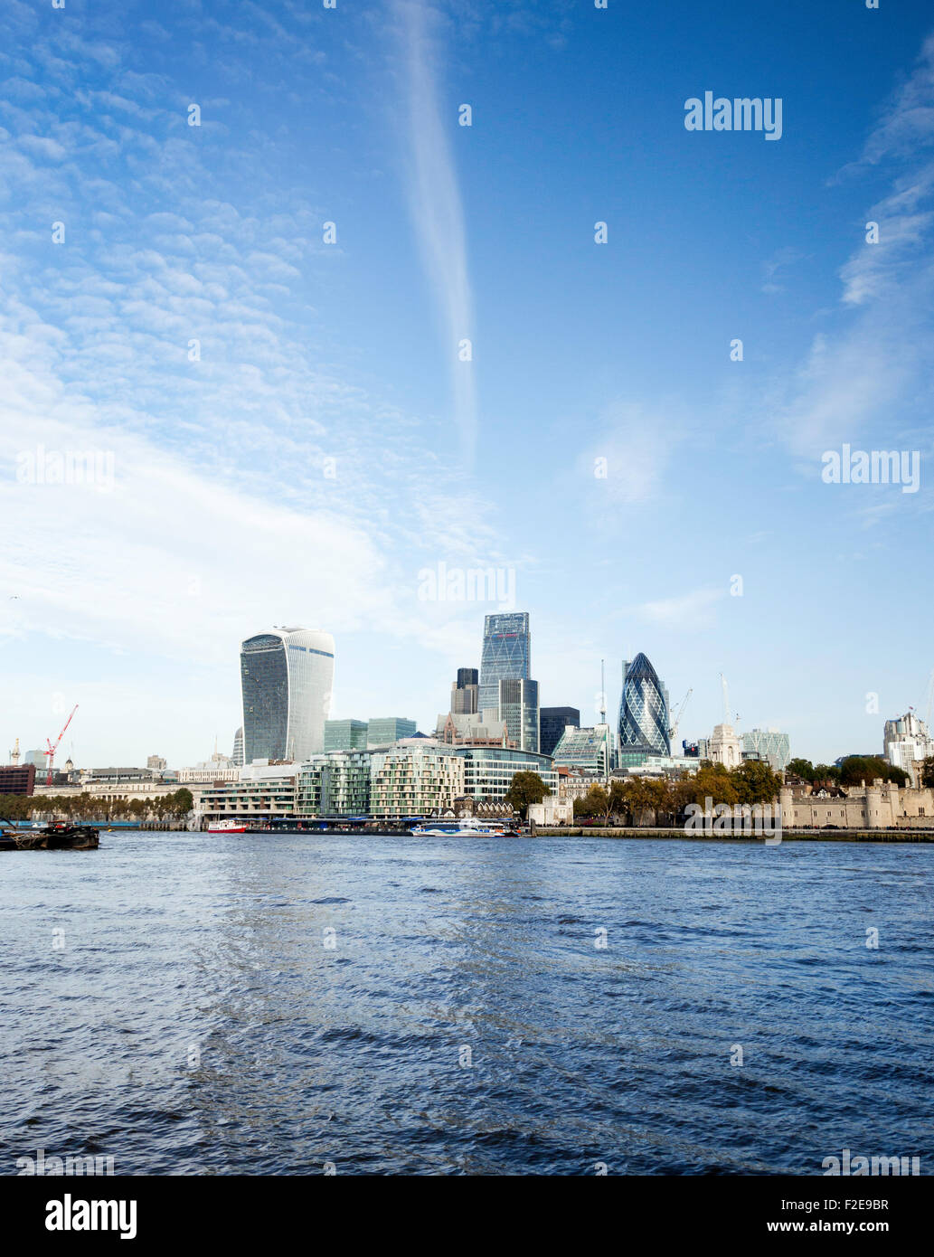 Ein London Skyline Bild der Nordufer Gebäude über die Themse im Vereinigten Königreich. Stockfoto