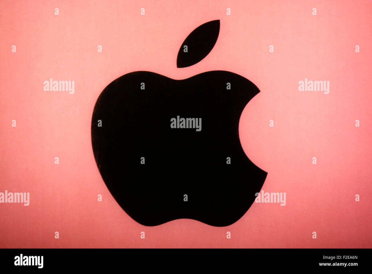 NOVEMBER 2013 - BERLIN: Marken: das Logo des Technologie-Unternehmens "Apple", Berlin. Stockfoto