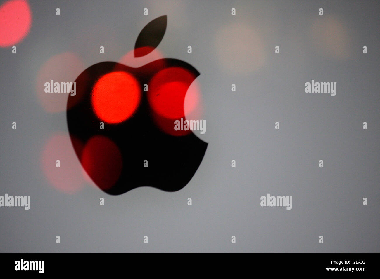 NOVEMBER 2013 - BERLIN: Marken: das Logo des Technologie-Unternehmens "Apple", Berlin. Stockfoto