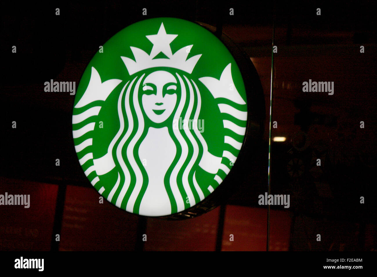 NOVEMBER 2013 - BERLIN: Marken: das Logo der Coffesshop-Kette "Starbucks", Berlin. Stockfoto