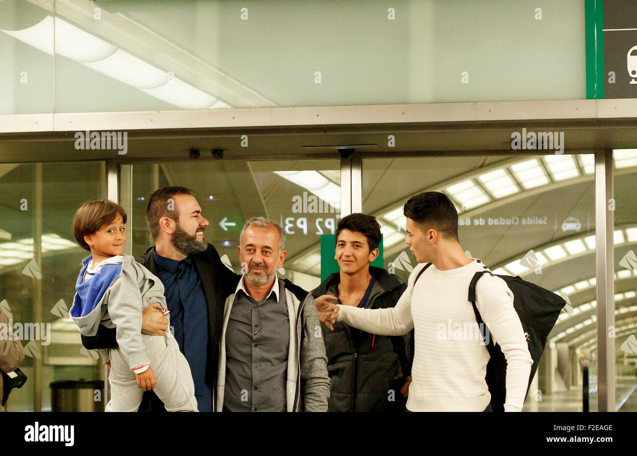 Spanien, Madrid: die syrischen Flüchtlinge Osama Abdul Mohsen und sein Sohn Zaid, die von der ungarischen Journalistin Petra L‡szl getreten waren – in der ungarischen Grenze ist nach Madrid dank Miguel Angel Galan (links im Bild der Te), die strebt an, der nächste Präsident des spanischen Fußballverbandes, in Madrid am 17. September 2015 werden ankommen. (Foto von Guillermo Martinez Stockfoto