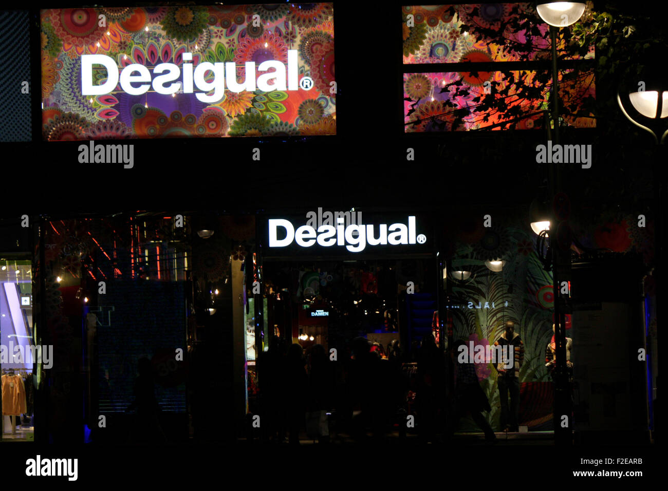 NOVEMBER 2013 - BERLIN: Marken: das Logo der Firma "Desigual", Berlin. Stockfoto