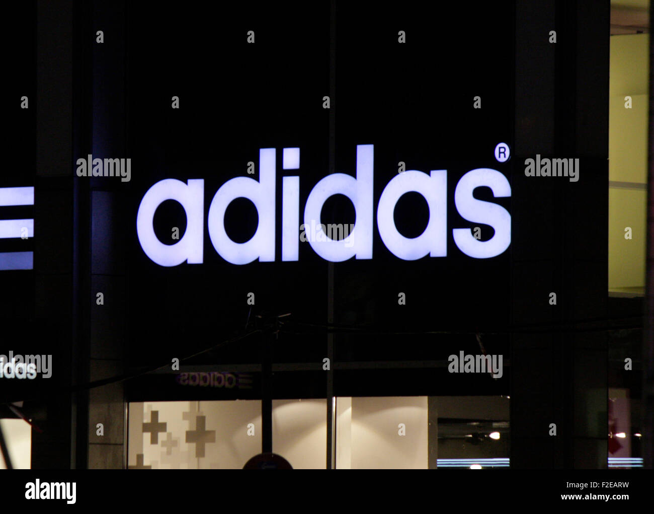 NOVEMBER 2013 - BERLIN: Marken: das Logo der deutschen Sport Artikel Hersteller "Adidas", Berlin. Stockfoto