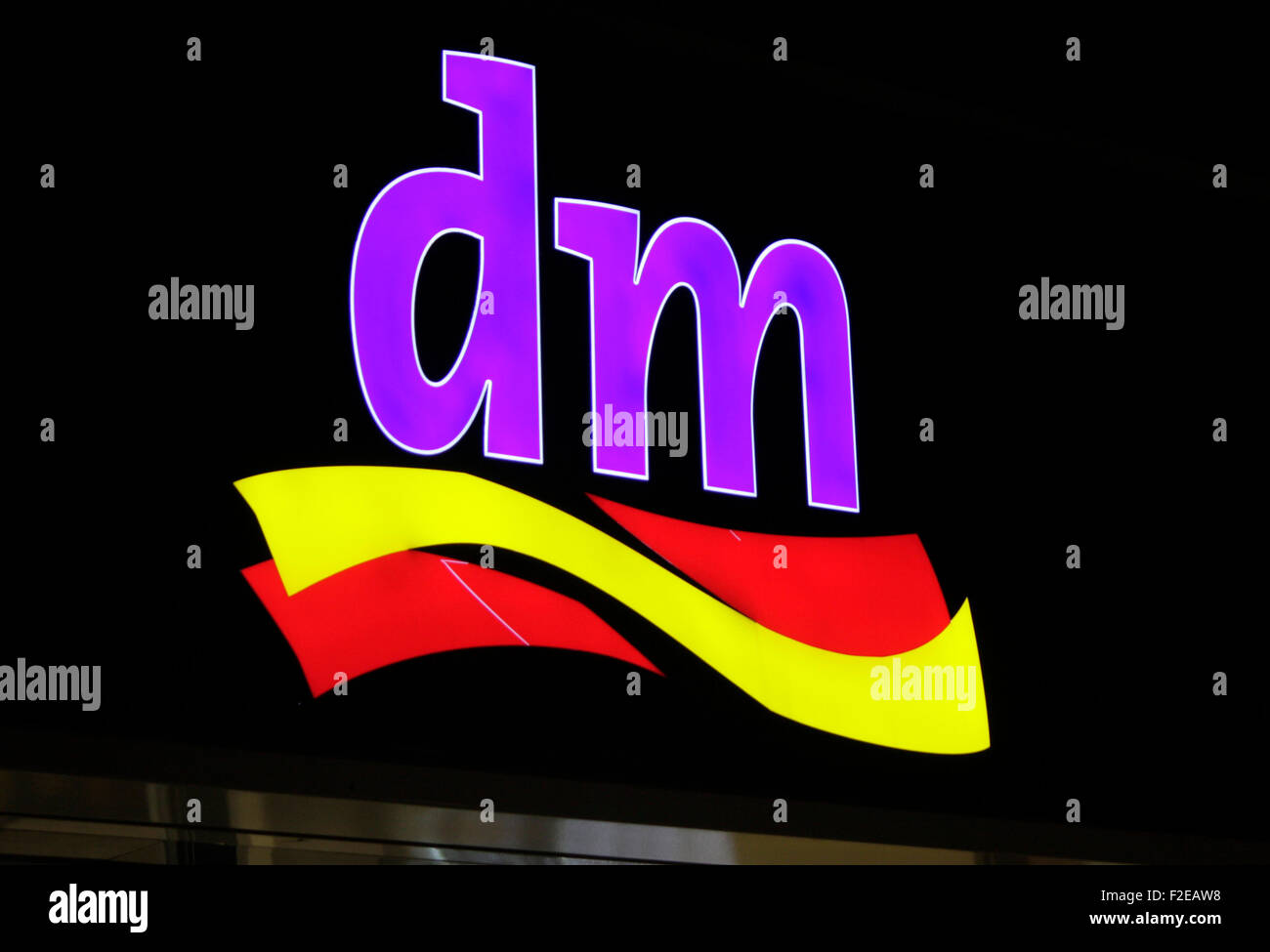 NOVEMBER 2013 - BERLIN: Marken: das Logo der deutschen Firma "dm", Berlin. Stockfoto