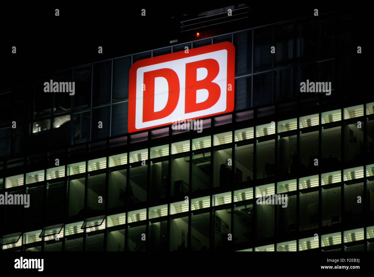 NOVEMBER 2013 - BERLIN: Marken: das Logo der deutschen Logistikunternehmens "DB - Deutsche Bahn", Berlin. Stockfoto