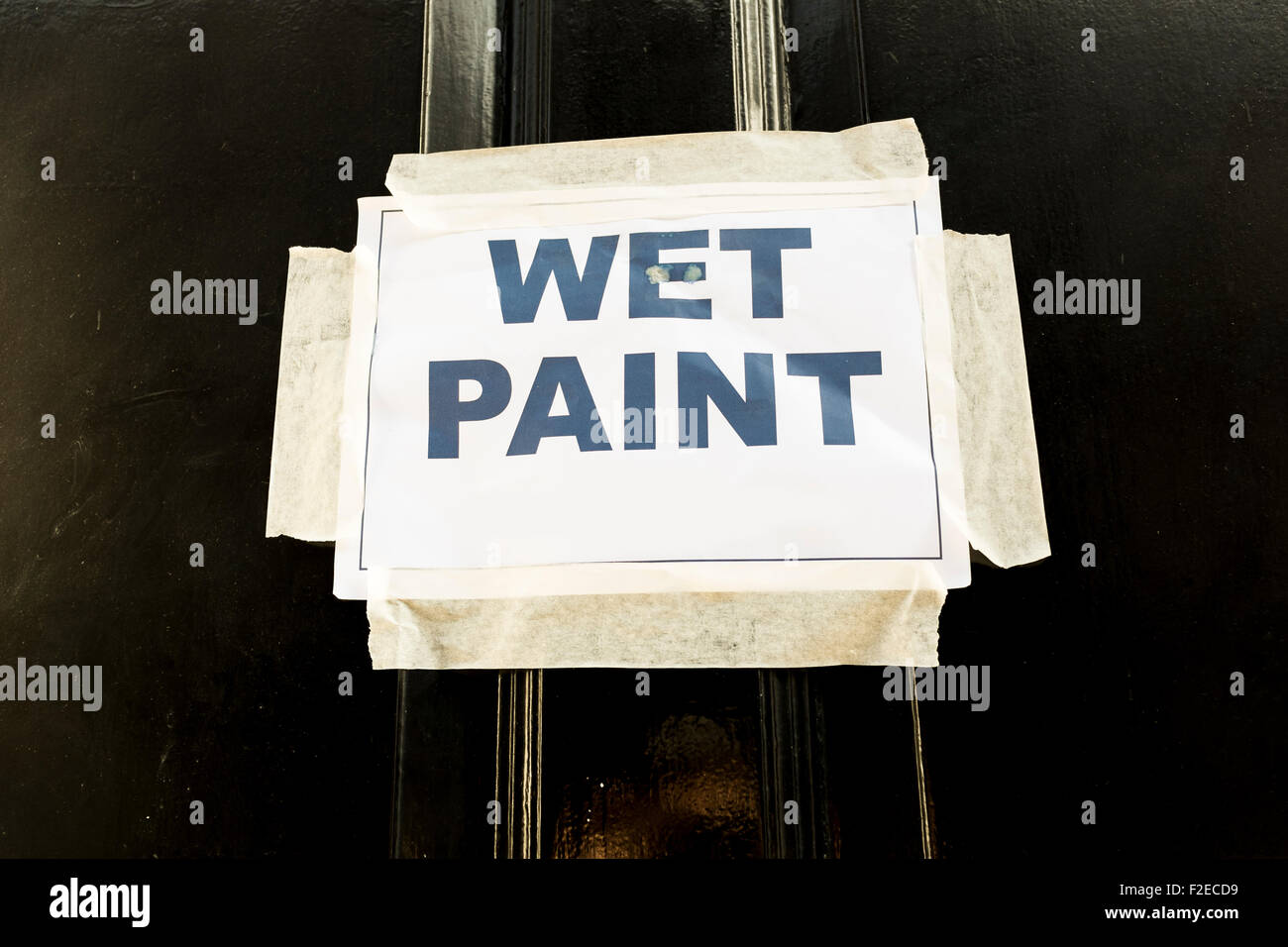 Nasser Farbe schwarz Tür anmelden Stockfoto