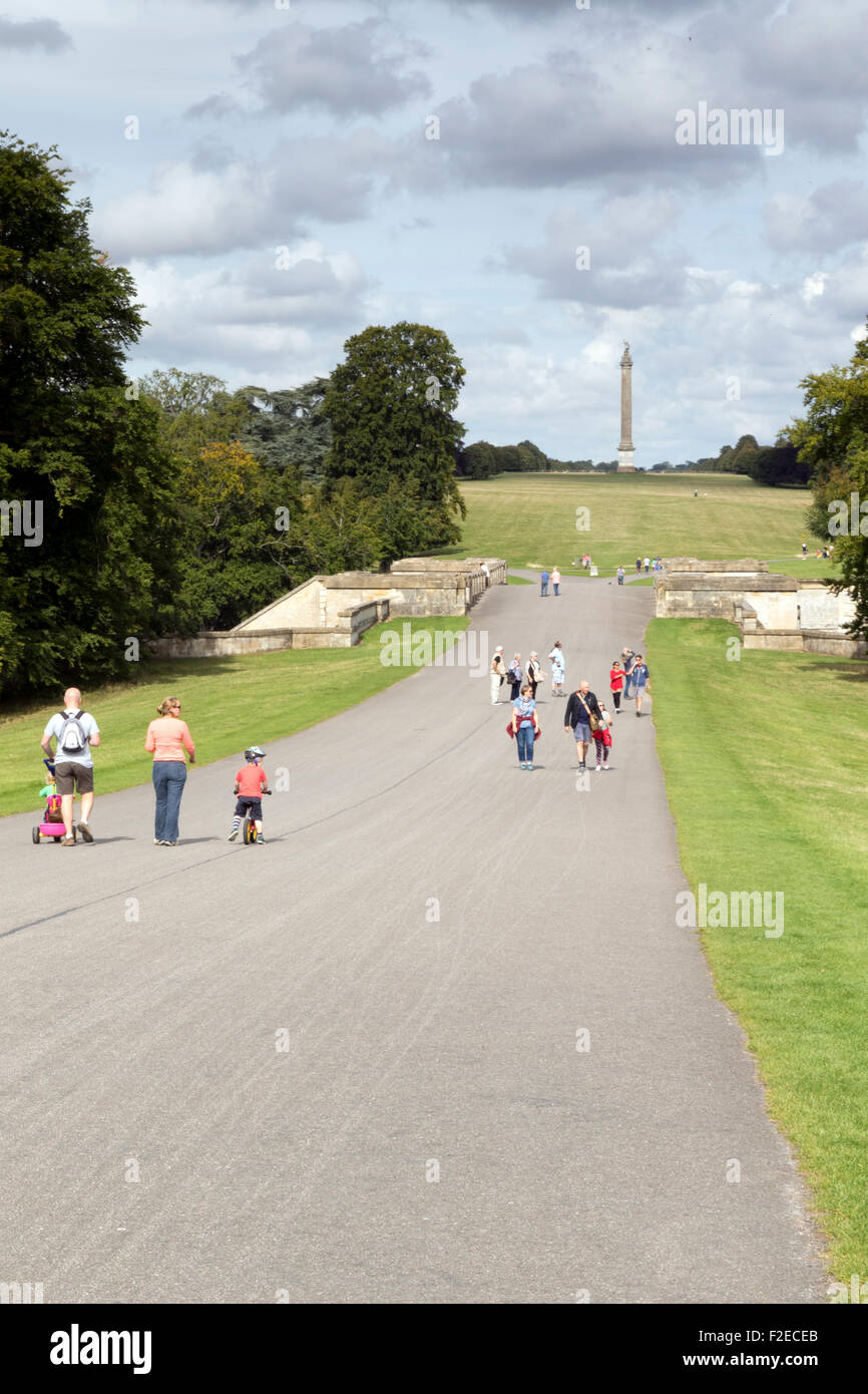 Besucher genießen die langen Spaziergang führt zu Vanbrughs Grand Bridge und die Spalte des Sieges im Blenheim Palace Stockfoto