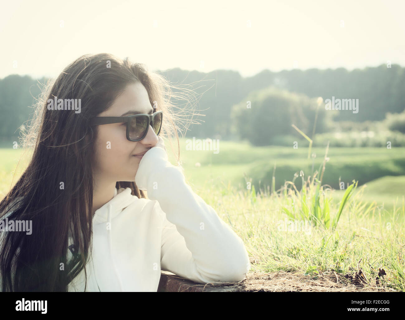 Porträt eines Teenagers mit Sonnenbrille bei Gegenlicht fotografiert Stockfoto