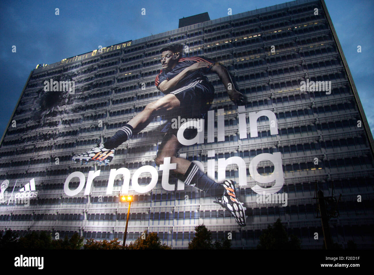Grossplakat der Firma 'Adidas' Zu Zeiten der Fussballweltmeisterschaft 2014 in Brasilien Auf Dem Gebaeude der Berliner Verlages Stockfoto