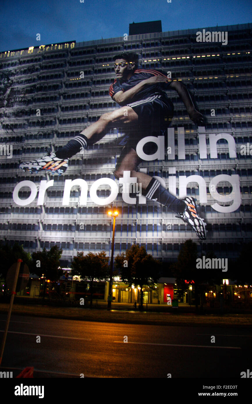 Grossplakat der Firma 'Adidas' Zu Zeiten der Fussballweltmeisterschaft 2014 in Brasilien Auf Dem Gebaeude der Berliner Verlages Stockfoto