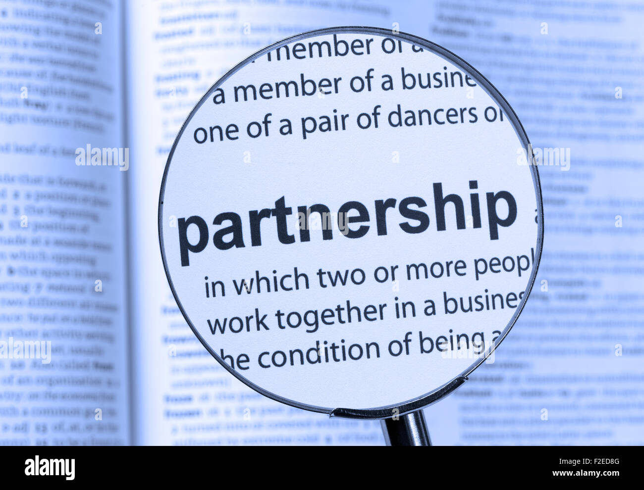Partnerschaft-Text hervorgehoben durch ein Vergrößerungsglas Stockfoto