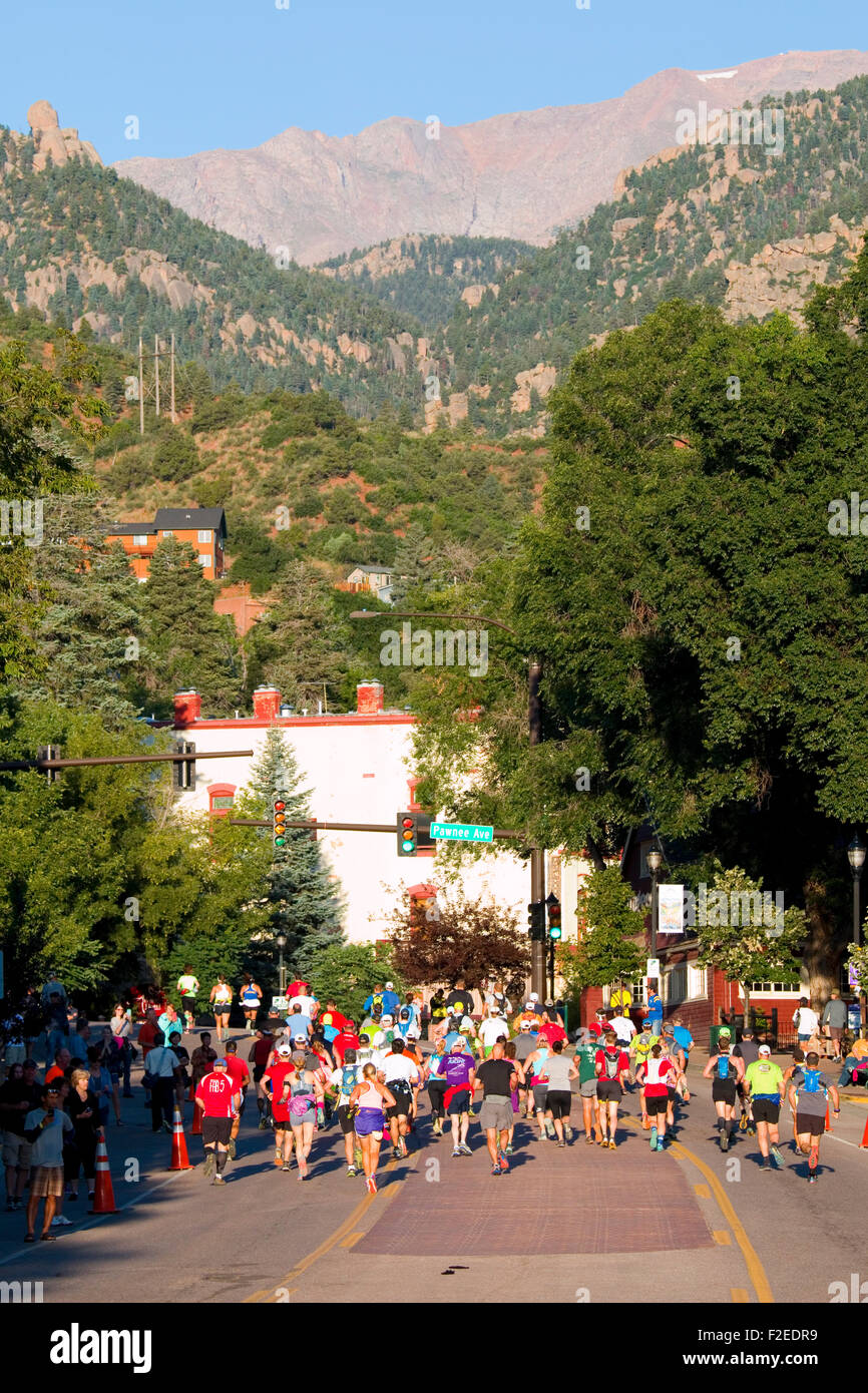 Läufer starten eine robuste Rasse bis 14.115 Fuß Pikes Peak auf dem Barr Trail in der Nähe von Manitou Avenue in Manitou Springs Colorado Stockfoto