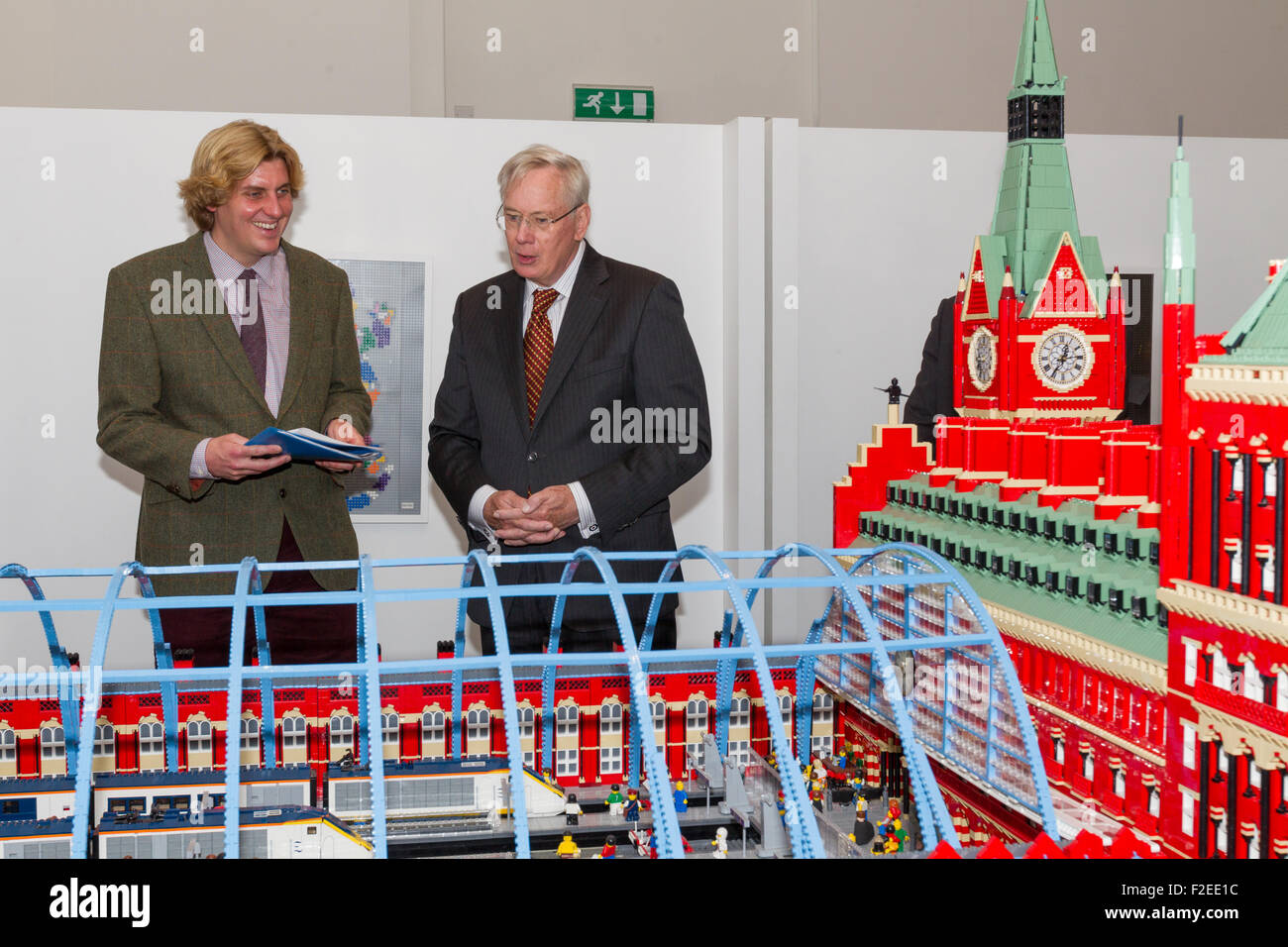 Shrewsbury, Shropshire, UK. 17. September 2015. Professor Tim Jenkins (links) und der Duke of Gloucester bewundern ein Lego-Modell von St Pancras Station während der Eröffnungsfeier des neuen Museum und Kunstgalerie der Stadt. Bildnachweis: Michael Buddle/Alamy Live-Nachrichten Stockfoto