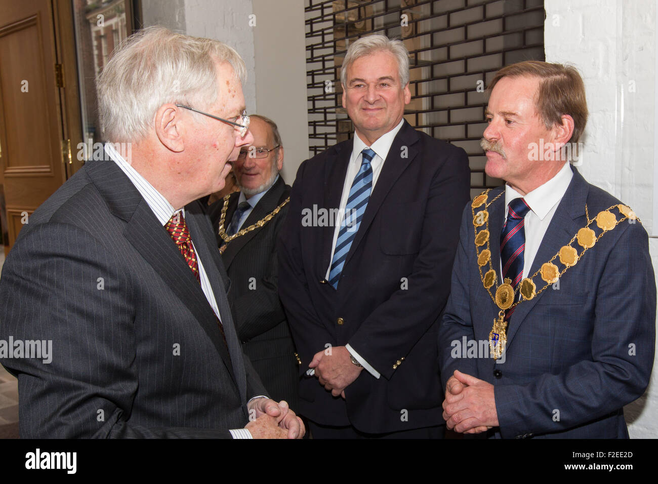 Shrewsbury, Shropshire, UK. 17. September 2015. Der Duke of Gloucester trifft Cllr Miles Kenny, Bürgermeister von Shrewsbury, während der Eröffnungsfeier des neuen Museum und Kunstgalerie der Stadt. Bildnachweis: Michael Buddle/Alamy Live-Nachrichten Stockfoto