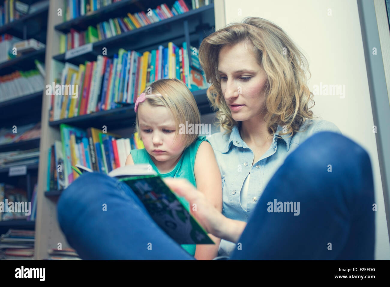 Porträt von paar Kinder im Klassenzimmer, spielen und erziehen Stockfoto