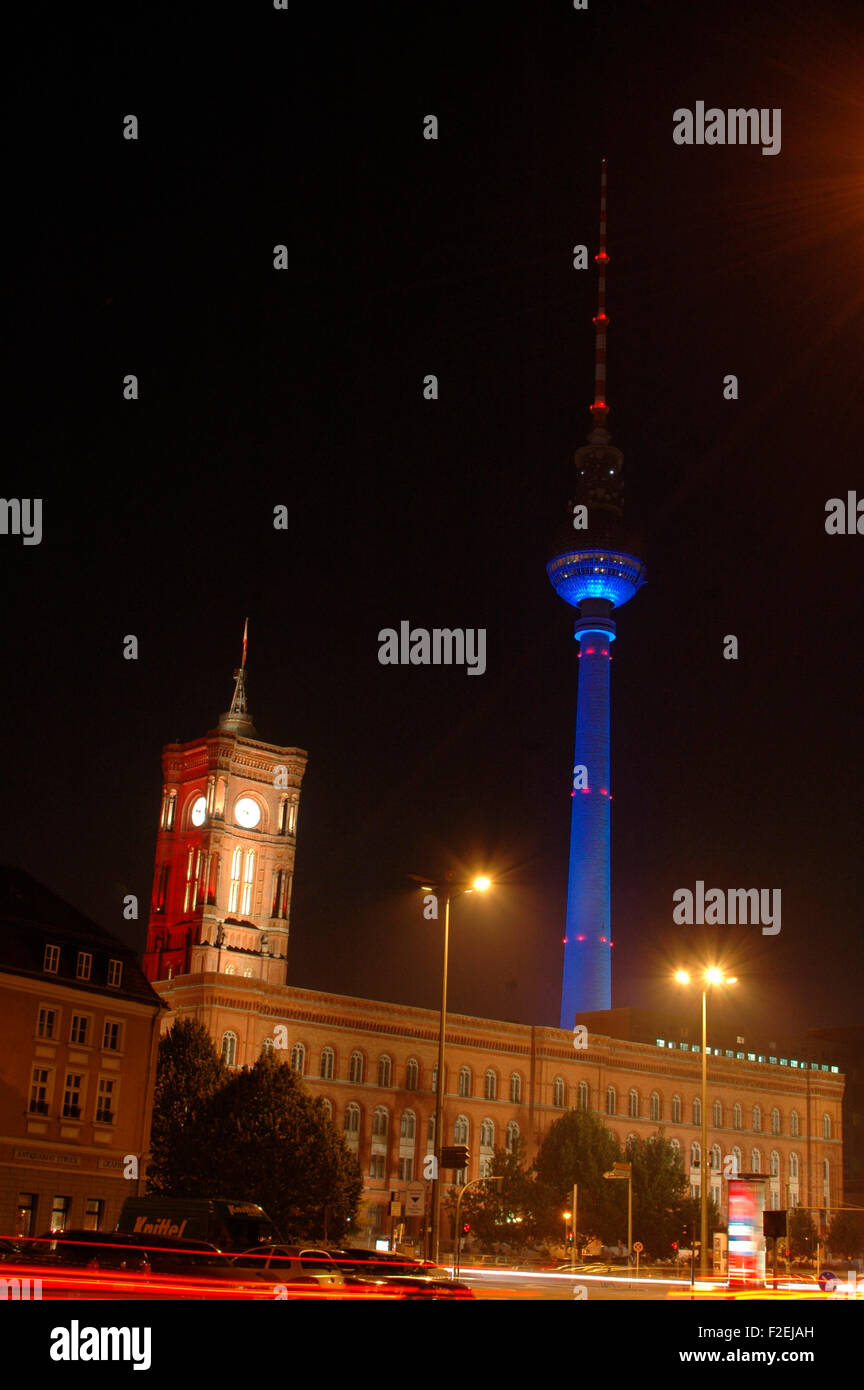 Oktober 2005 - BERLIN: Rotes Rathaus (City Hall) und der "Fernsehturm" (Fernsehturm) in Berlin-Mitte. Stockfoto