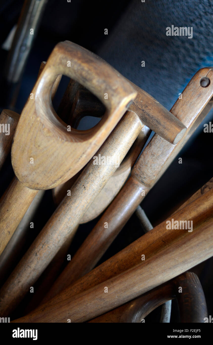 aus Holz behandelt Gartenwerkzeuge Stockfoto