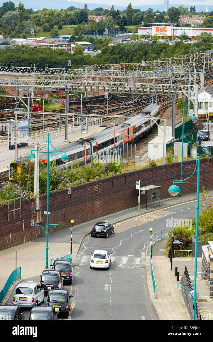 Stockport-Bahnhof, suchen Oiyt in Richtung Manchester mit der Skyline sichtbar auf den Horizont auch Beetham Tower und Stockfoto