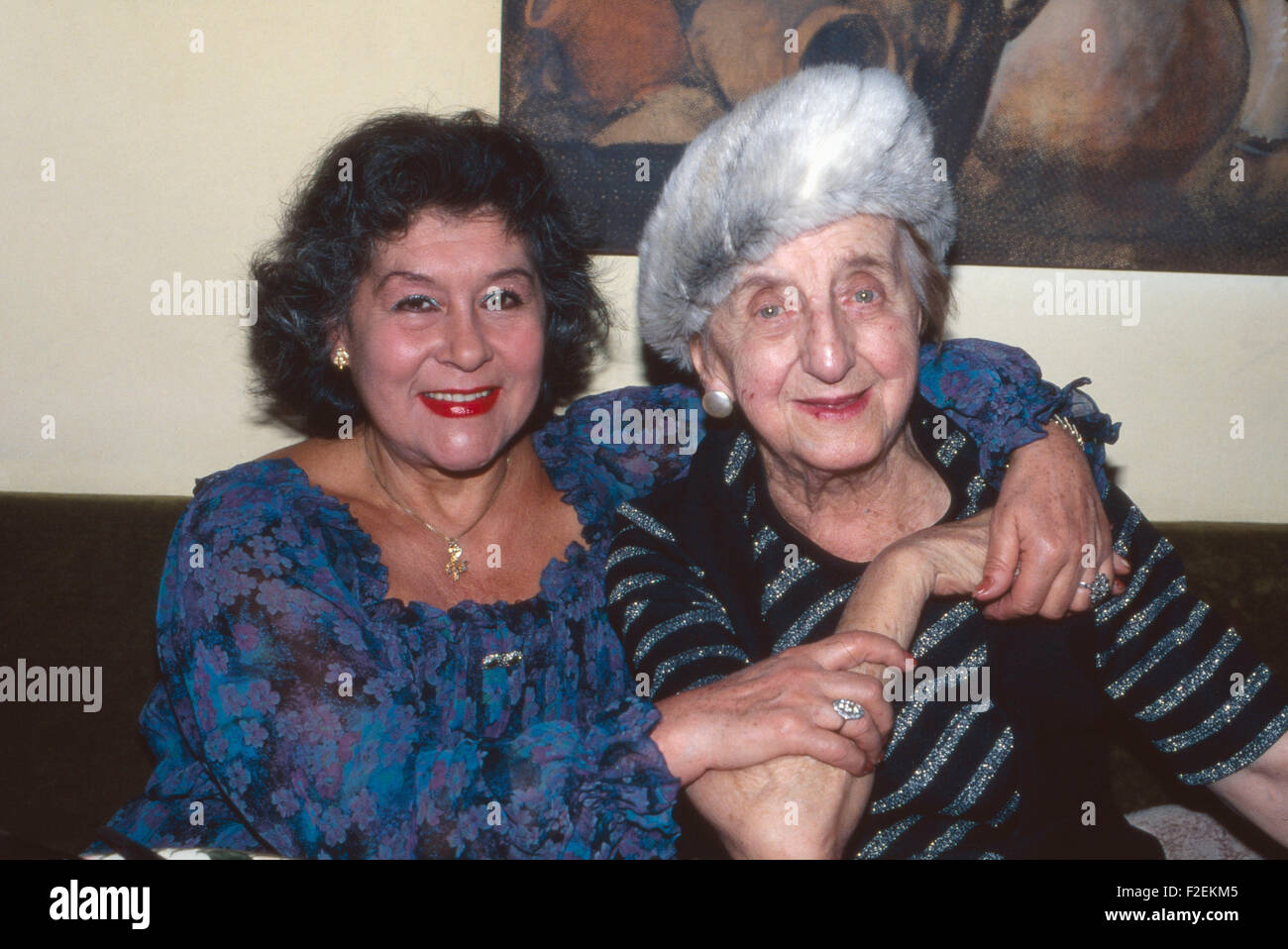 Schauspielerinnen Margit Symo (links) und Rosl Mayr, Deutschland 1980er Jahre. Schauspielerinnen Margit Symo (links) und Rosl Mayr, Deutschland der 80er Jahre. 24 x 36 DiaV 38 Stockfoto