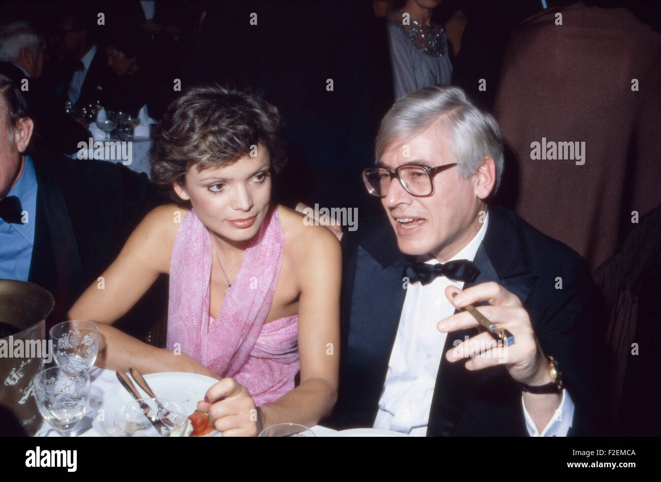 Deutsche Fictitious character Uschi Glas mit Prof. Dr. Christian Schwarz Schilling, Deutschland 1980er Jahre. Die deutsche Schauspielerin Uschi Glas mit Christian Schwarz Schilling, Deutschland der 80er Jahre. 24 x 36 45 DiaV Stockfoto
