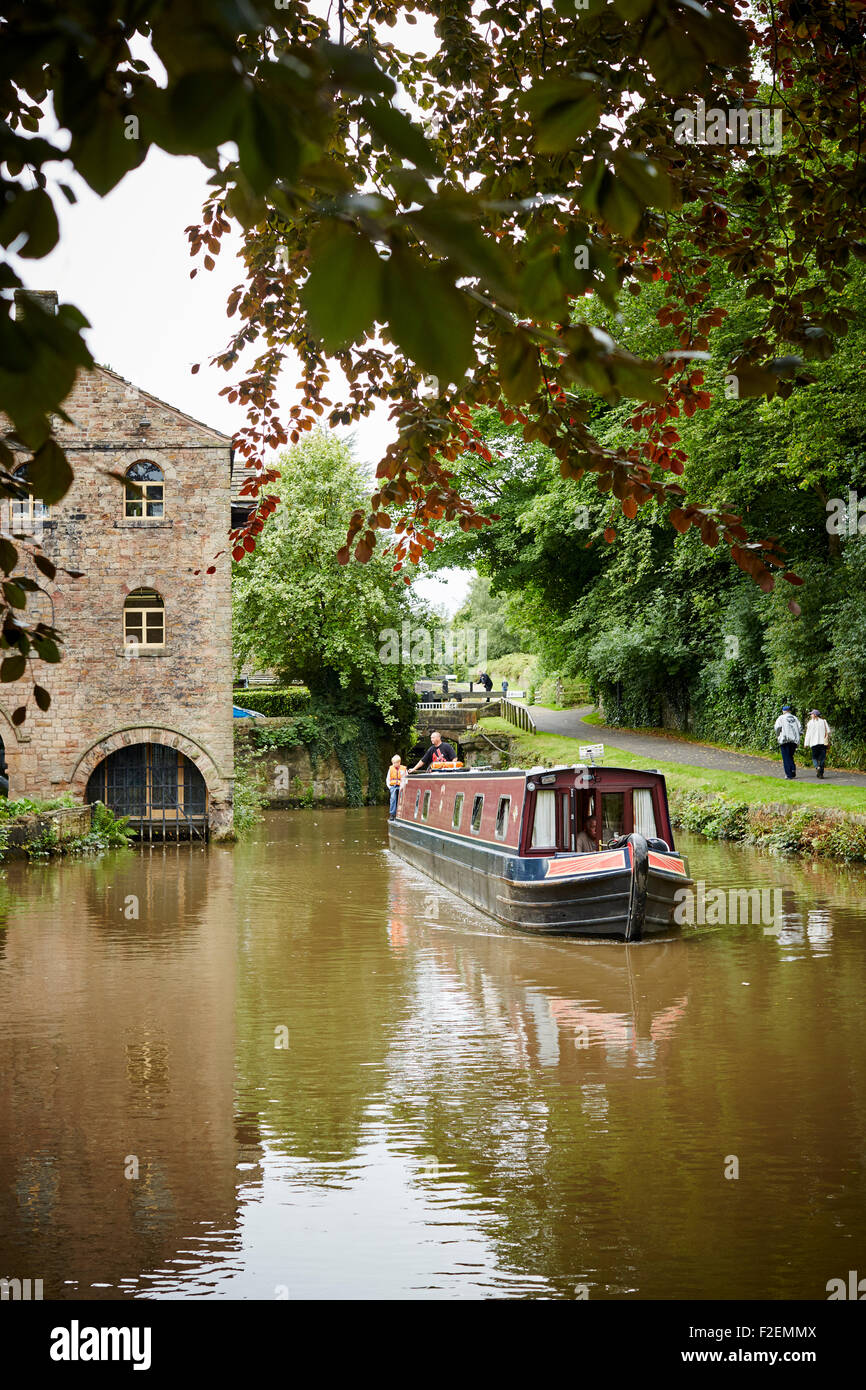 Miss Marple-Brücke in Stockport Cheshire Schlossseite Mühle Peak Forest Canal Marple Schlossseite Mühle unterhalb Schloss 10, genannt jetzt Lock Stockfoto