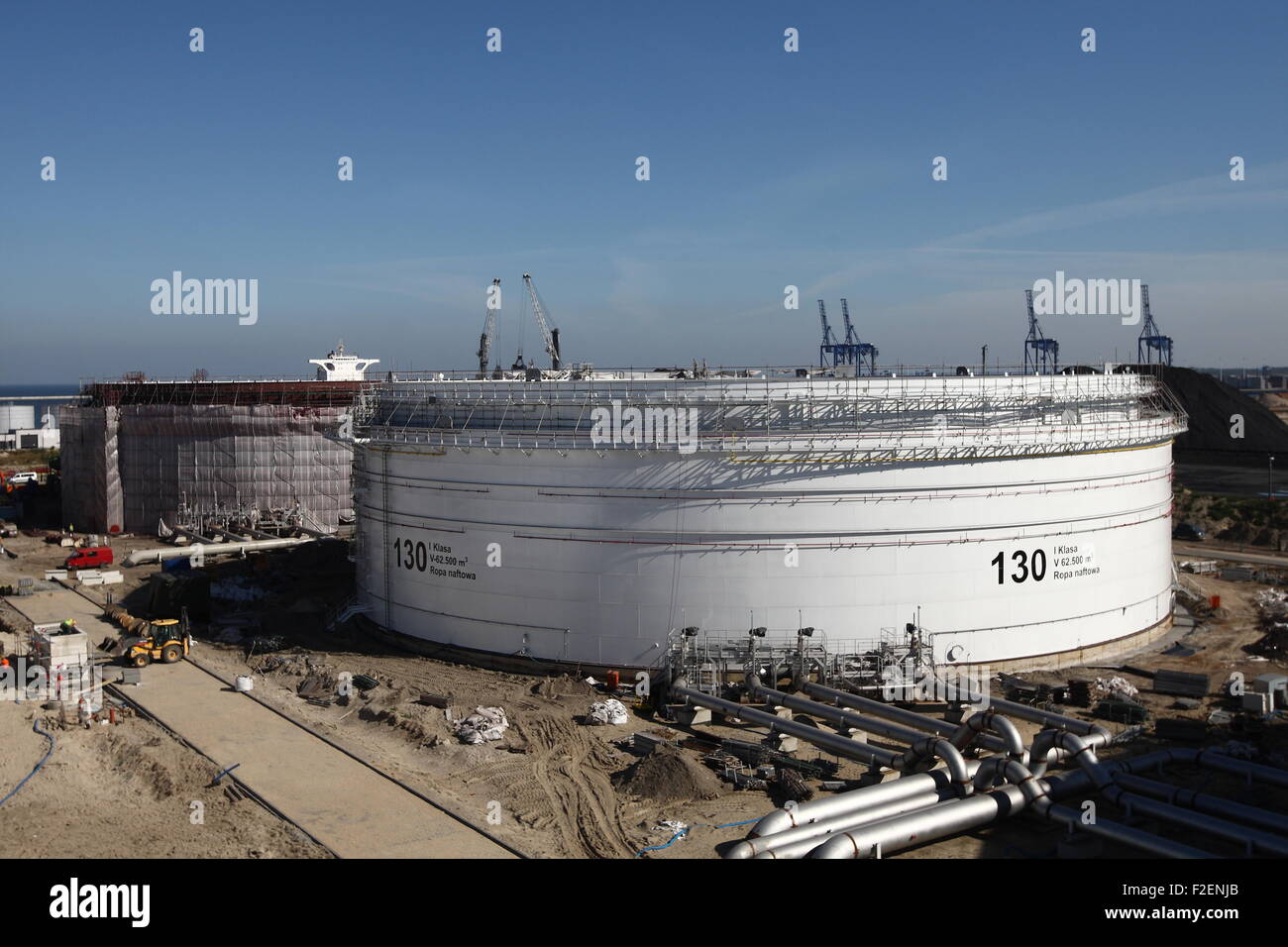 Danzig, Polen 17. September 2015 Minister Schatz Andrzej Czerwinski besucht PERN Ölterminal Baustelle im Hafen von Danzig. PERN Oil Terminal Projekt sieht den Bau von aufeinanderfolgenden Tanks 325 tausend Kubikmeter Kapazität zum Speichern von Fettstoffe, Flugbenzin, Bio-Additive für Treibstoffe und Chemikalien, einen Gleisanschluss und eine Station für Tankwagen. Infolgedessen Beitritt Polens zur Gruppe der Länder, die Handel mit Rohöl, Kraftstoffe und Chemikalien auf internationaler Ebene Credit: Michal Fludra/Alamy Live News Stockfoto