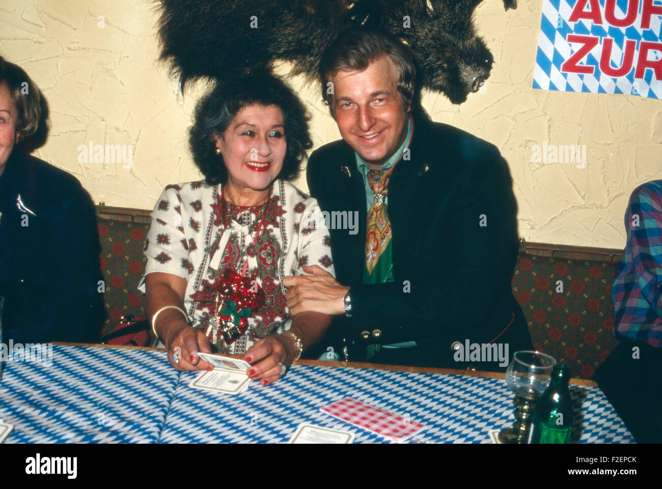 In Vorbereitung Zum Oktoberfest Schauspielerin Margit Symo Und Kollege