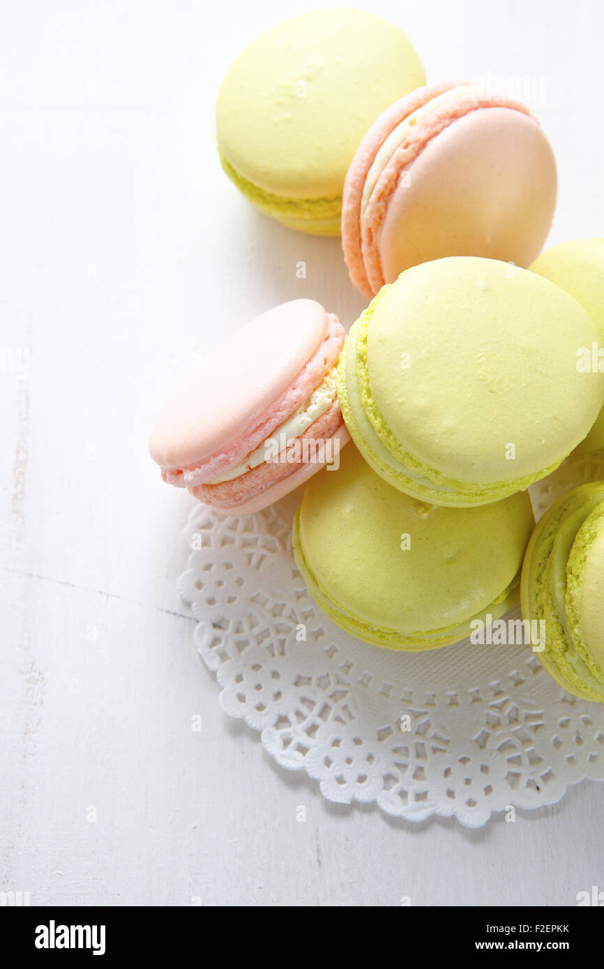 Süße grüne und rosa Makronen, Essen Stockfoto