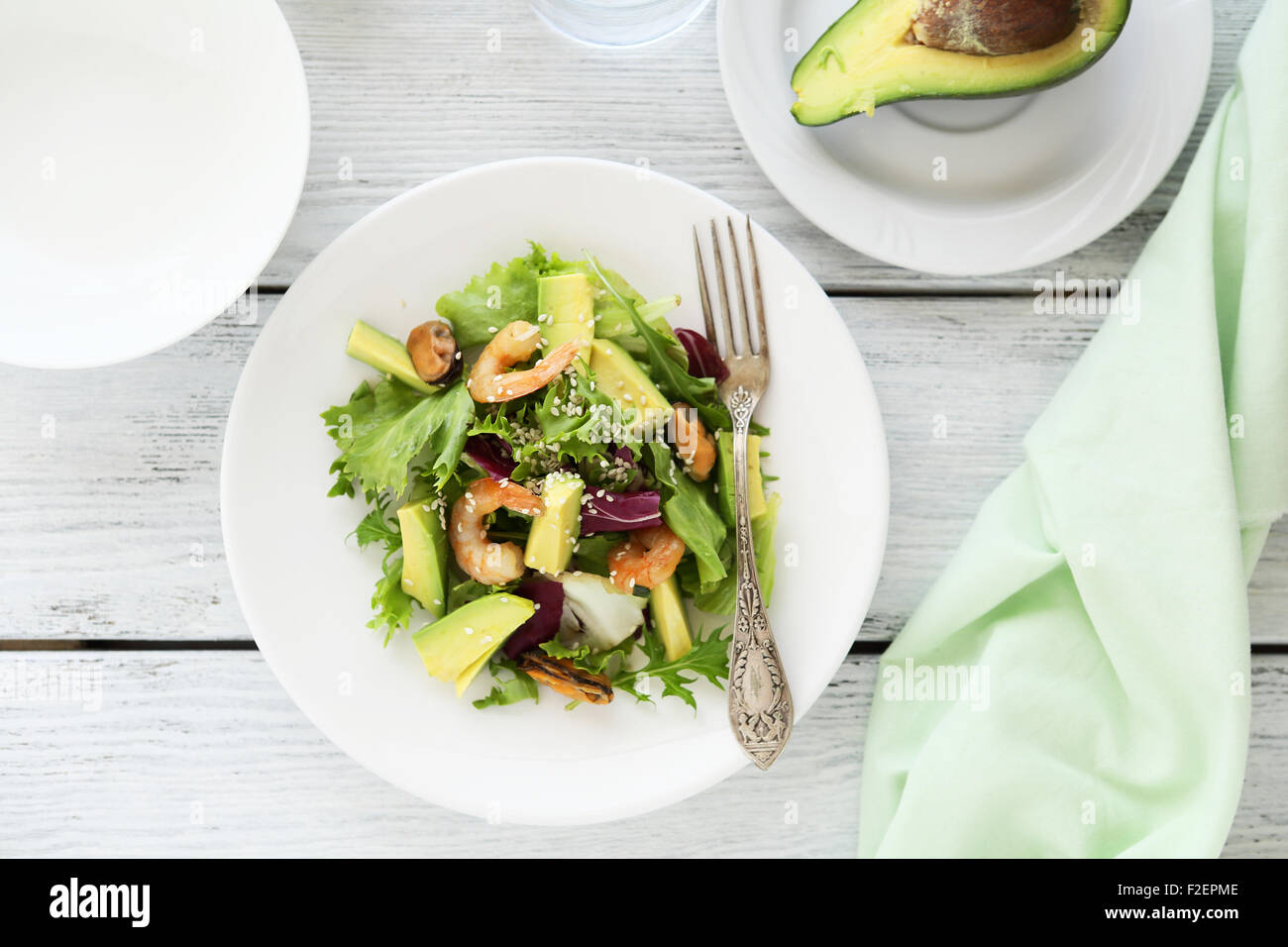 Salat mit Avocado und Garnelen, Ansicht von oben Stockfoto