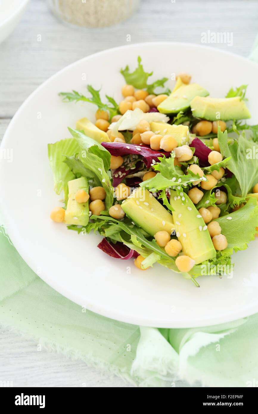 Leckere Salat auf Teller, Essen Stockfoto