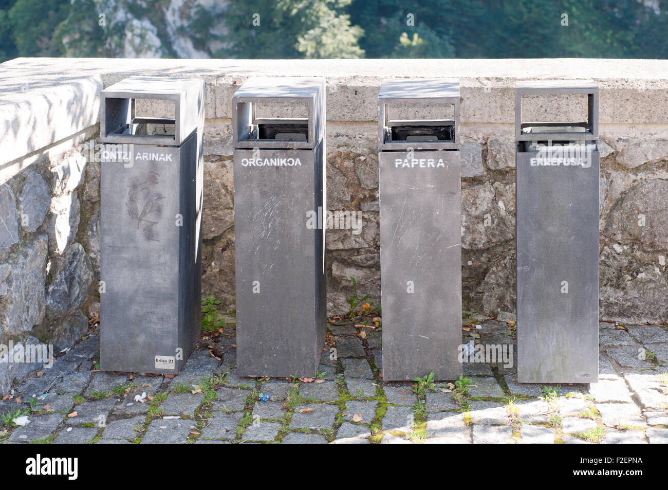 Trennung und recycling-Behälter in das Heiligtum Arantzazu Abfälle. Oñati. Gipuzkoa. Baskisches Land. Spanien. Stockfoto