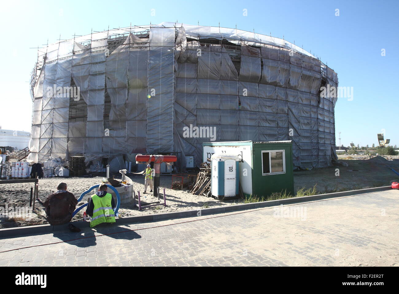 Danzig, Polen 17. September 2015 Minister Schatz Andrzej Czerwinski besucht PERN Ölterminal Baustelle im Hafen von Danzig. PERN Oil Terminal Projekt sieht den Bau von aufeinanderfolgenden Tanks 325 tausend Kubikmeter Kapazität zum Speichern von Fettstoffe, Flugbenzin, Bio-Additive für Treibstoffe und Chemikalien, einen Gleisanschluss und eine Station für Tankwagen. Infolgedessen Beitritt Polens zur Gruppe der Länder, die Handel mit Rohöl, Kraftstoffe und Chemikalien auf internationaler Ebene Credit: Michal Fludra/Alamy Live News Stockfoto