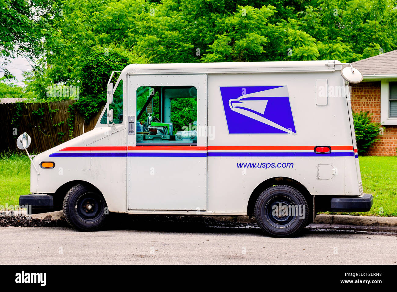 Einem geparkten USPS Mail Lieferwagen in einer Nachbarschaft Oklahoma City, Oklahoma, USA. Stockfoto