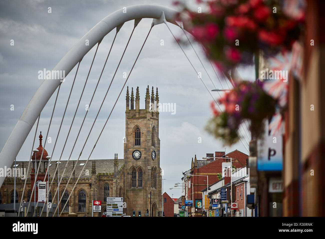 Die Kirche der Heiligen Dreifaltigkeit Bolton in der Grafschaft Lancashire, umrahmt von Gateway Bridge Arch Holy Trinity Church ist eine redund Stockfoto