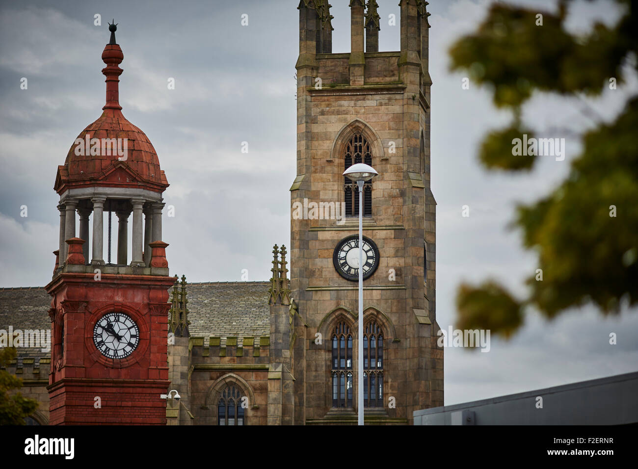 Die Kirche der Heiligen Dreifaltigkeit Bolton in der Grafschaft Lancashire, umrahmt von Gateway Bridge Arch Holy Trinity Church ist eine redund Stockfoto