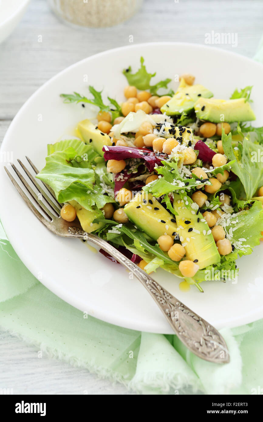Salat mit Kichererbsen und Avocado, Essen Stockfoto