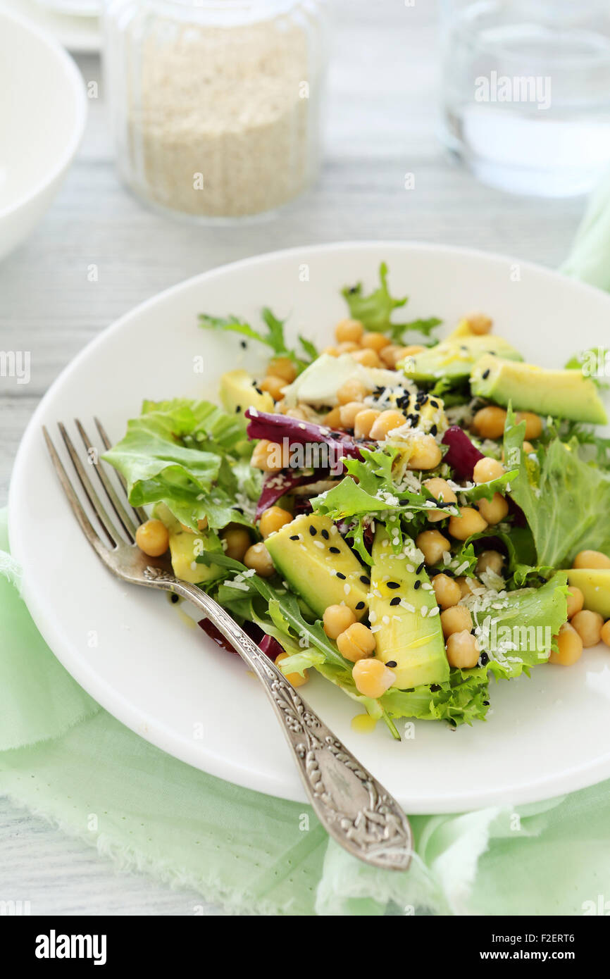 Licht-Salat mit Kichererbsen, Salat und Avocado, leckeres Essen Stockfoto