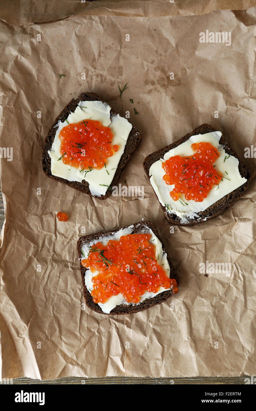 Brotscheiben mit Kaviar, Essen Stockfoto