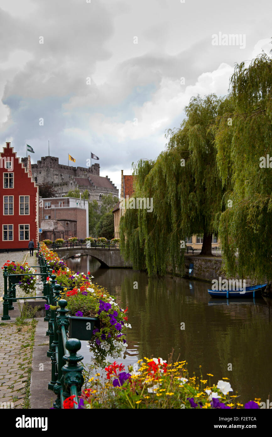 Gent Leie Flussschiff mit Burg Gravensteen im Hintergrund Europa Stockfoto